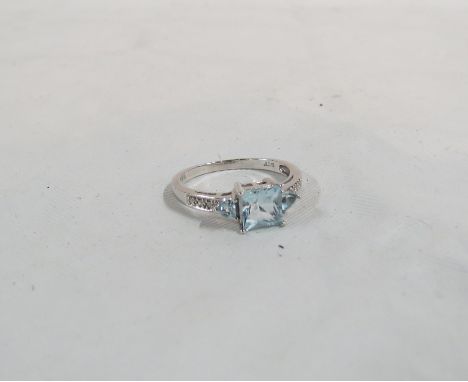 9CT GOLD DIAMOND &amp; AQUA MARINE RING 