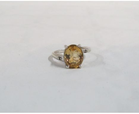 9CT WHITE GOLD RING WITH CITRINE CENTRE 