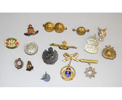 Fifteen assorted WW1 & WW2 sweetheart brooches and lapel badges