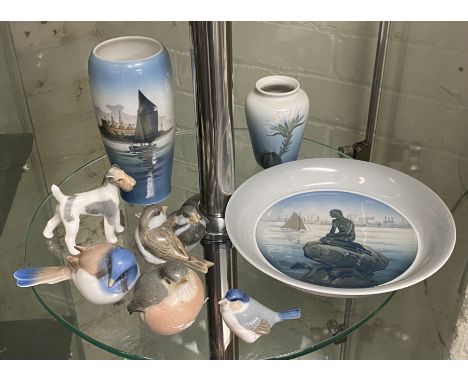 ROYAL COPENHAGEN PLATE ''LANGELINIE'' WITH 2 ROYAL COPENHAGEN VASES &amp; 4 ROYAL COPENHAGEN BIRDS