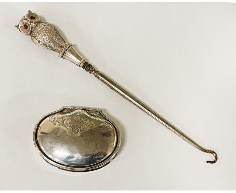 HM SILVER SNUFF BOX WITH A SILVER OWL BUTTON HOOK