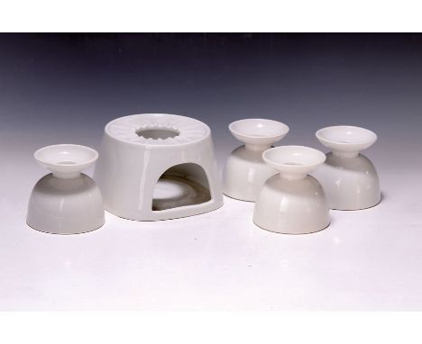 Vier Kerzenständer und ein Stövchen, KPM Berlin, 20.Jh.,  Kerzenständer H.ca. 7 cm, Stövchen H.ca. 8 cmFour candlesticks and 