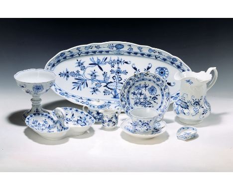 Umfangreiches Lot Geschirr, Meissen, meist 19. Jh.,  Zwiebelmuster, große Wasserkanne, Hechtplatte, zwei Tafelaufsätze, zwei 
