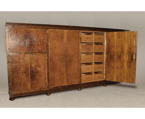 Großes Sideboard mit kleinteiliger Einrichtung, 1940/50er Jahre, Art-Deco-Stil,  Nußbaum- und Wurzelnußfurnier, Korpus teils 