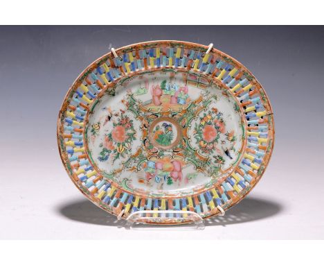 Ovale Platte, China, um 1870-80,  Fahne in Durchbrucharbeit, qualitätvolle polychrome Kanton-Emailmalerei, in Kartuschen Pers