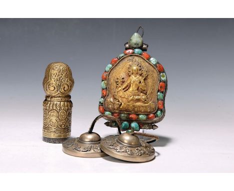 Lot aus drei Teilen, Tibet, 20. Jh.,  Behälter/Brustamulett, Deckel mit Tara, Türkis und Karneolbesatz, Korpus aus Silber, ca