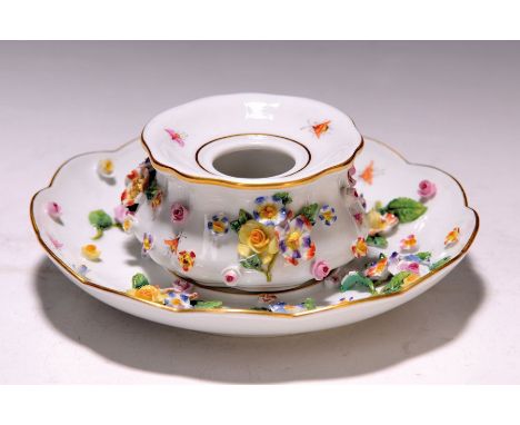 Tintenfaß mit Untertasse, Meissen, 1890 - 1924,  Porzellan, reicher applizierter Blumendekor, bunt bemalt mit Insekten, Golds