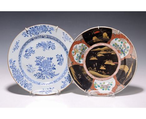 Zwei Porzellanteller, Asien,  1x China, Compagnie des Indes, um 1800, blaue florale Unterglasurmalerei, D.ca. 26 cm und 1x Ja