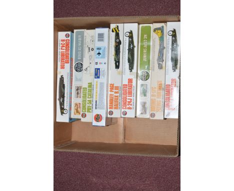 Airfix model constructor kits: series five, 1:72 scale, to include; 5006 (x2), 5005, 588, 5004, 5007, 591; and another; toget