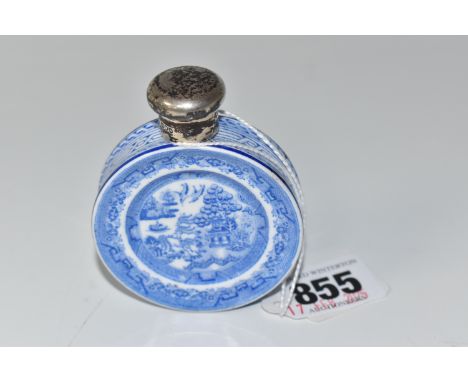 A SAMPSON MORDAN SILVER TOPPED BLUE AND WHITE CIRCULAR CERAMIC SCENT BOTTLE with double sided blue and white willow patterns 