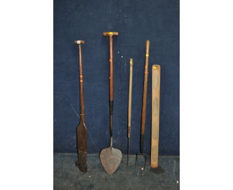 A COLLECTION OF FOUR VINTAGE FARMING TOOLS  including a peat cutter, an oast shovel etc (4)