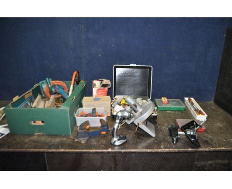 A TRAY AND LOOSE OF HAND AND POWER TOOLS including a Woden vice, a Wolfcraft sanding attachment, a vintage Black and Decker d