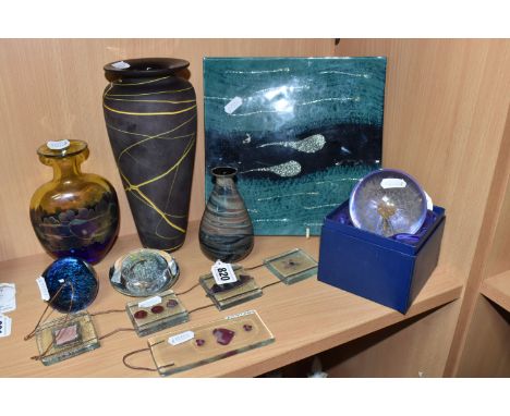 A SELECTION OF CONTEMPORARY STUDIO GLASS ETC, to include a Robert Held vase with iridescent decoration, approximate height 15