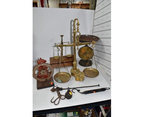 A GROUP OF VINTAGE MEASURING EQUIPMENT to include a set of brass scales mounted to a wooden box with a drawer of ten metric w