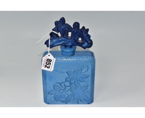 AN EARLY TWENTIETH CENTURY HOFFMAN &amp; SCHLOVOGHT BLUE LAPIS GLASS PERFUME SCENT BOTTLE with a decorative figural stopper o