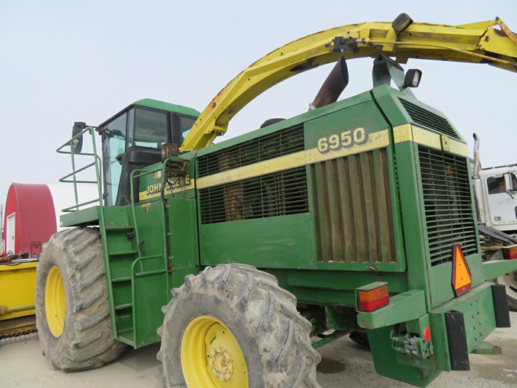 2001 John Deere 6950 selfpropelled silage chopper 2,882 machine hours