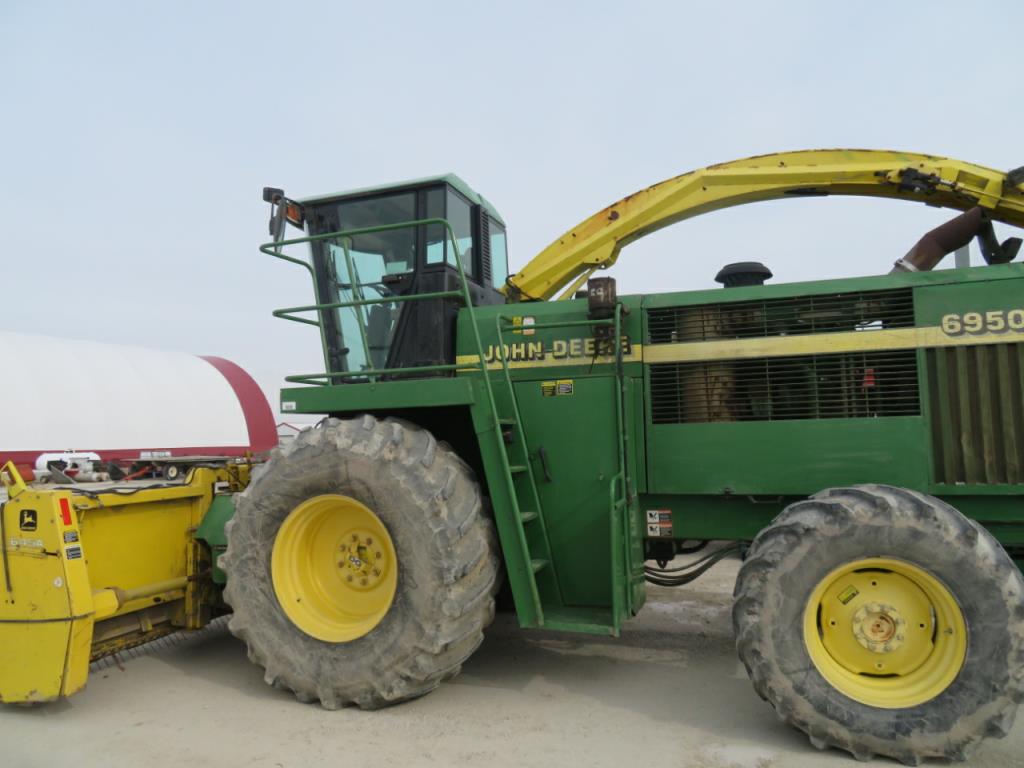 2001 John Deere 6950 selfpropelled silage chopper 2,882 machine hours