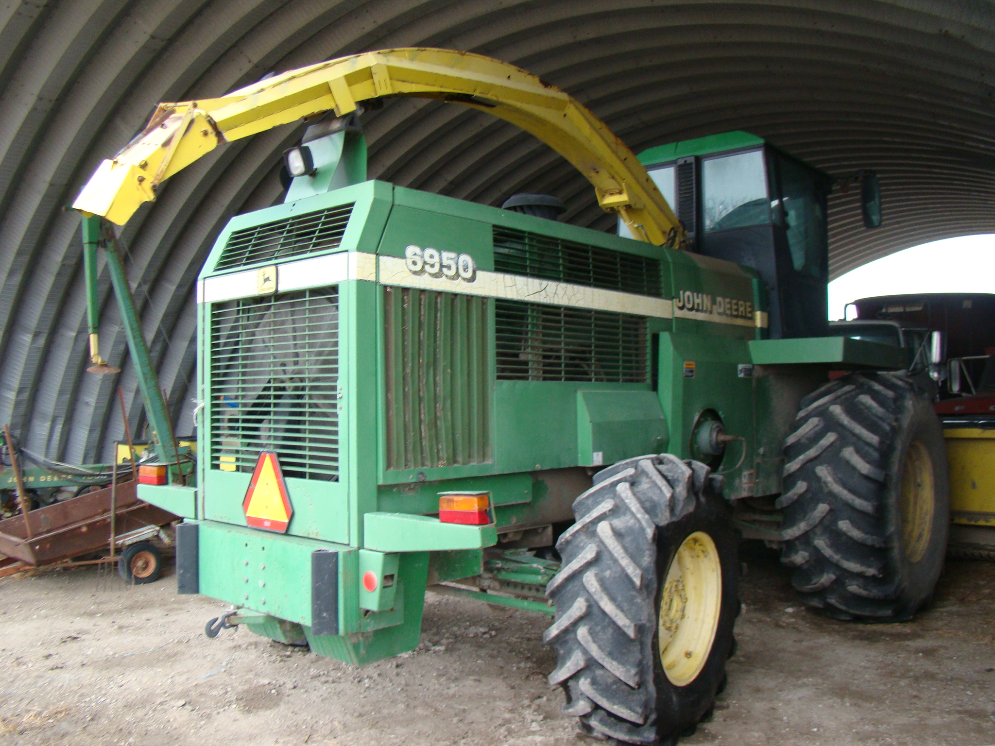2001 John Deere 6950 selfpropelled silage chopper 2,882 machine hours