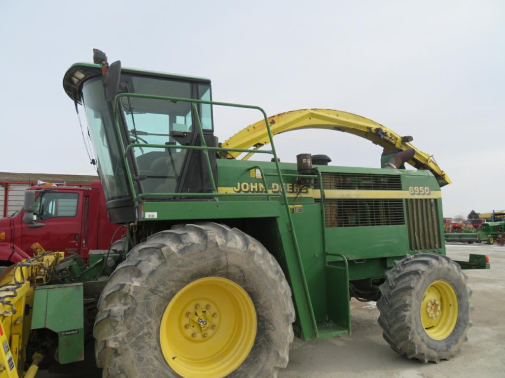 2001 John Deere 6950 selfpropelled silage chopper 2,882 machine hours