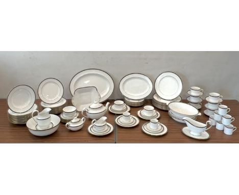 An extensive Spode Tuscana pattern part dinner service - comprising 12 each of 27cm dinner plates / 23cm salad plates / 20cm 