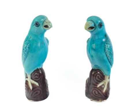 A mirrored pair of Chinese Kangxi style porcelain parrots - 20th century, in turquoise and manganese glaze, 16.5cm high.* Con