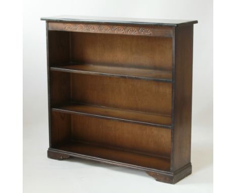 A dark oak three-shelf open bookcase - with lunette carved frieze, on short bracket feet. (LWH 99 x 25 x 94 cm)