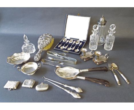 Mixed collection of bijouterie silver and decorative items to include two vesta cases, oval sovereign case, twin handled trin