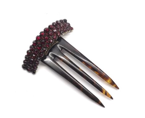 Garnet set tortoiseshell hair comb, the garnets set in a gilt mount, 72mm