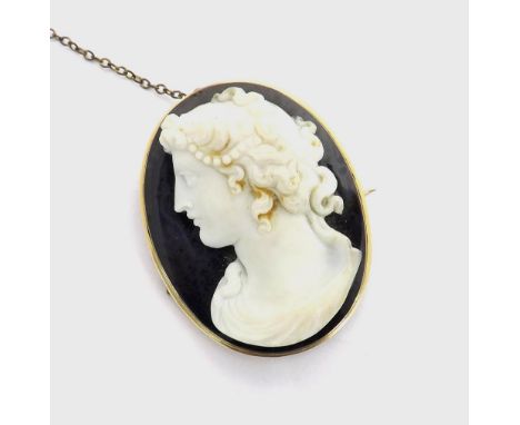 Antique gold mounted oval agate cameo brooch, depicting a high relief portrait profile of a lady, with safety chain, 43.5mm x