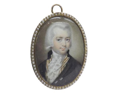 Early 19th century oval miniature pendant/brooch, inset with a portrait of a gentleman in period dress within a gold backed m