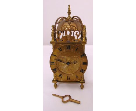 A French brass lantern clock of customary form with Roman numerals, to include key, 25 x 10 x 9.5cm
