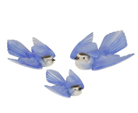 POOLE POTTERY: A SET OF THREE GRADUATED "BLUE BIRDS", model no's 807/1, 807/2 and 807/3, airbrush sprayed with a Picotee glaz