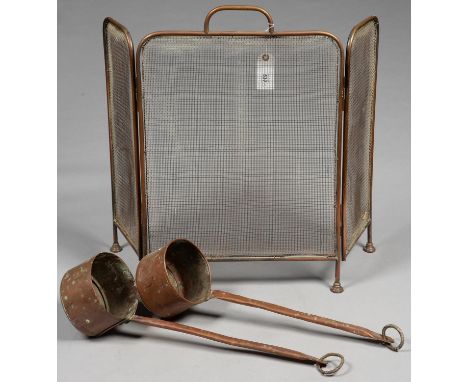 TWO COPPER LONG HANDLED SAUCEPANS AND A BRASS AND WIRE MESH FOLDING FIRESCREEN, FIRESCREEN 59CM H  Firescreen requires cleani