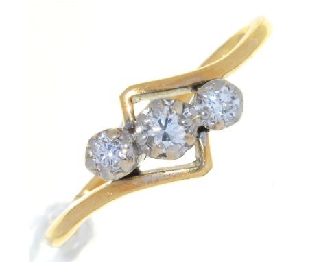 A THREE STONE DIAMOND CROSSOVER RING, THE GOLD HOOP MARKED 18CT PLAT, 2.9G, SIZE P  Good condition