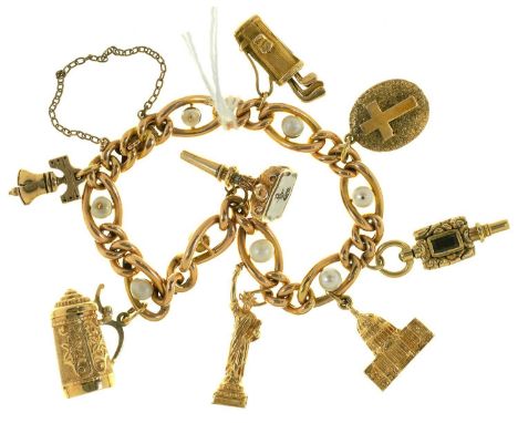 A GOLD AND BUTTON PEARL BRACELET, APPROXIMATELY 165MM L, MARKED 15, EARLY 20TH C, MOUNTED WITH A SMALL COLLECTION OF GOLD CHA