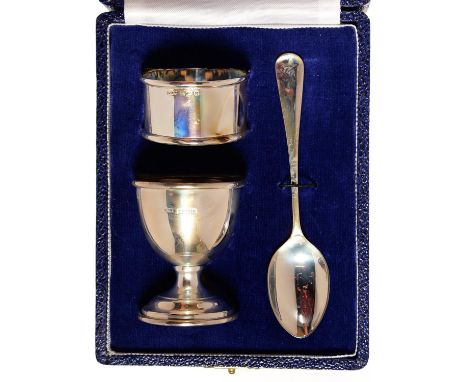 AN ELIZABETH II SILVER CHRISTENING SET OF EGG CUP, SPOON AND NAPKIN RING, EGG CUP 5.5CM H, BY LAWRENCE R WATSON AND CO, BIRMI