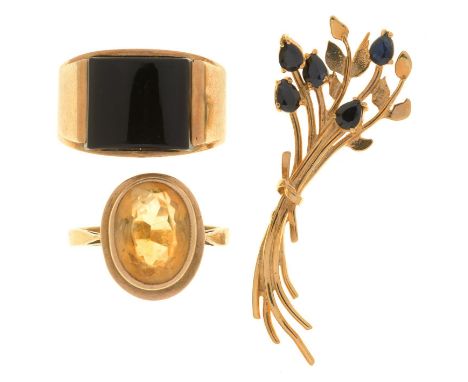 A BLACK ONYX SET 9CT GOLD SIGNET RING, LONDON 1966, SIZE M, A CITRINE RING IN 9CT GOLD AND A SAPPHIRE SPRAY BROOCH, ALSO IN 9