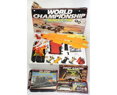 A SCALEXTRIC WORLD CHAMPIONSHIP SET, APPARENTLY COMPLETE, INCLUDING FOUR RACING CARS, BOXED (LID TORN), AND A SCALEXTRIC DUNL