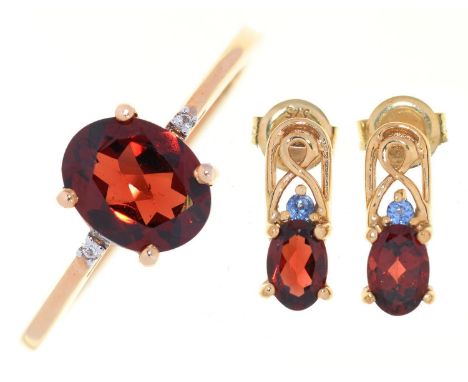 A GARNET RING IN 9CT GOLD, SIZE T½ AND A PAIR OF GEM SET 9CT GOLD EARRINGS, 4.5G  Good condition