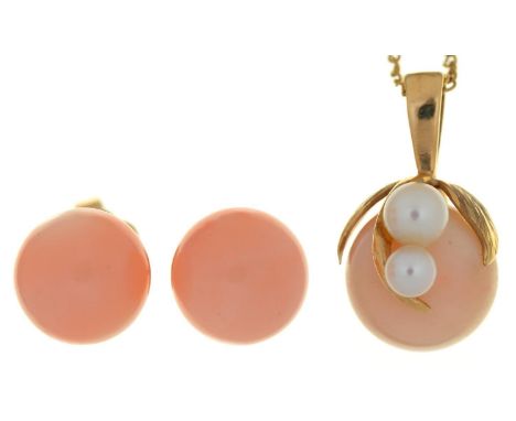 A WHITE CORAL AND CULTURED PEARL PENDANT IN GOLD, 15MM H, ON GOLD NECKLET MARKED 14K AND A PAIR OF WHITE CORAL EAR STUDS, 4.5