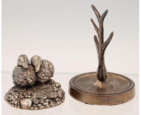 AN ELIZABETH II MINIATURE SILVER GROUP OF TWO CHICKS, 3.5CM H, MAKER C A, BIRMINGHAM 1993 AND A SILVER RING TREE  Chicks - po