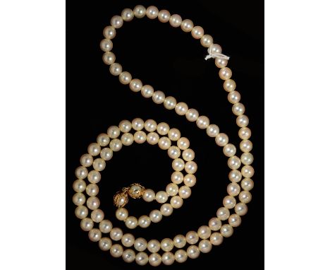 A CULTURED PEARL NECKLACE OF 5-6MM&nbsp;CULTURED PEARLS, THE GOLD CLASP EN CAGE, APPROXIMATELY 815MM LONG, MARKED K18, 61.5G 