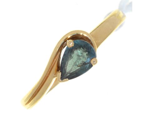 A PEAR SHAPED GREEN TOURMALINE RING IN 18CT GOLD, BIRMINGHAM 2005, 3.4G, SIZE O½  Good condition