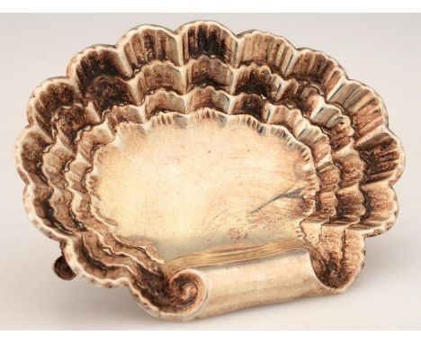 AN EDWARD VII SHELL SHAPED SILVER DISH ON THREE PIERCED FEET, 12.5CM L, BY HORACE WOODWARD AND CO LIMITED, LONDON 1903, 2OZS 