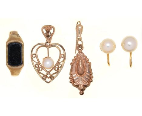 A BLACK ONYX SET GOLD SIGNET RING, A PAIR OF CULTURED PEARL EARRINGS MOUNTED IN 9CT GOLD, A GOLD EARRING AND A HEART SHAPED G