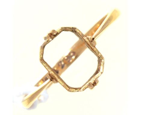 A GOLD RING MARKED 18CT, 2.2G, SIZE M  Lacks stone