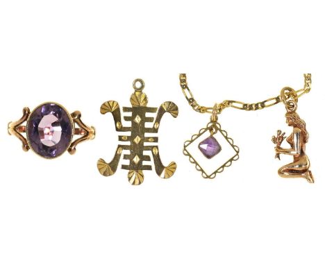 A GOLD CHAIN, A 9CT GOLD NUDE WOMAN CHARM, A GOLD AND AMETHYST PENDANT AND AN AMETHYST RING IN GOLD MARKED 9CT, 8.4G AND A CH