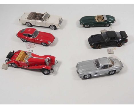 A group of 1:24 scale FRANKLIN MINT diecast cars to include a Gullwing Mercedes and a Porsche 911 - G (slight dust from displ