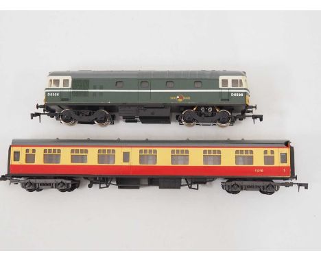 A LIMA O gauge class 33 diesel in BR green together with a Mark 1 coach (chip to one end of roof) - G unboxed (2)