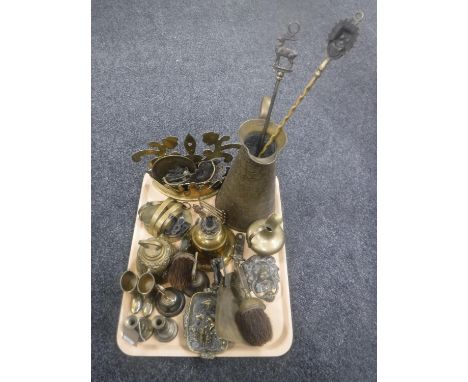 A tray of assorted brass ware - jug, toasting fork, oil lamp, hearth brush, door knocker etc 